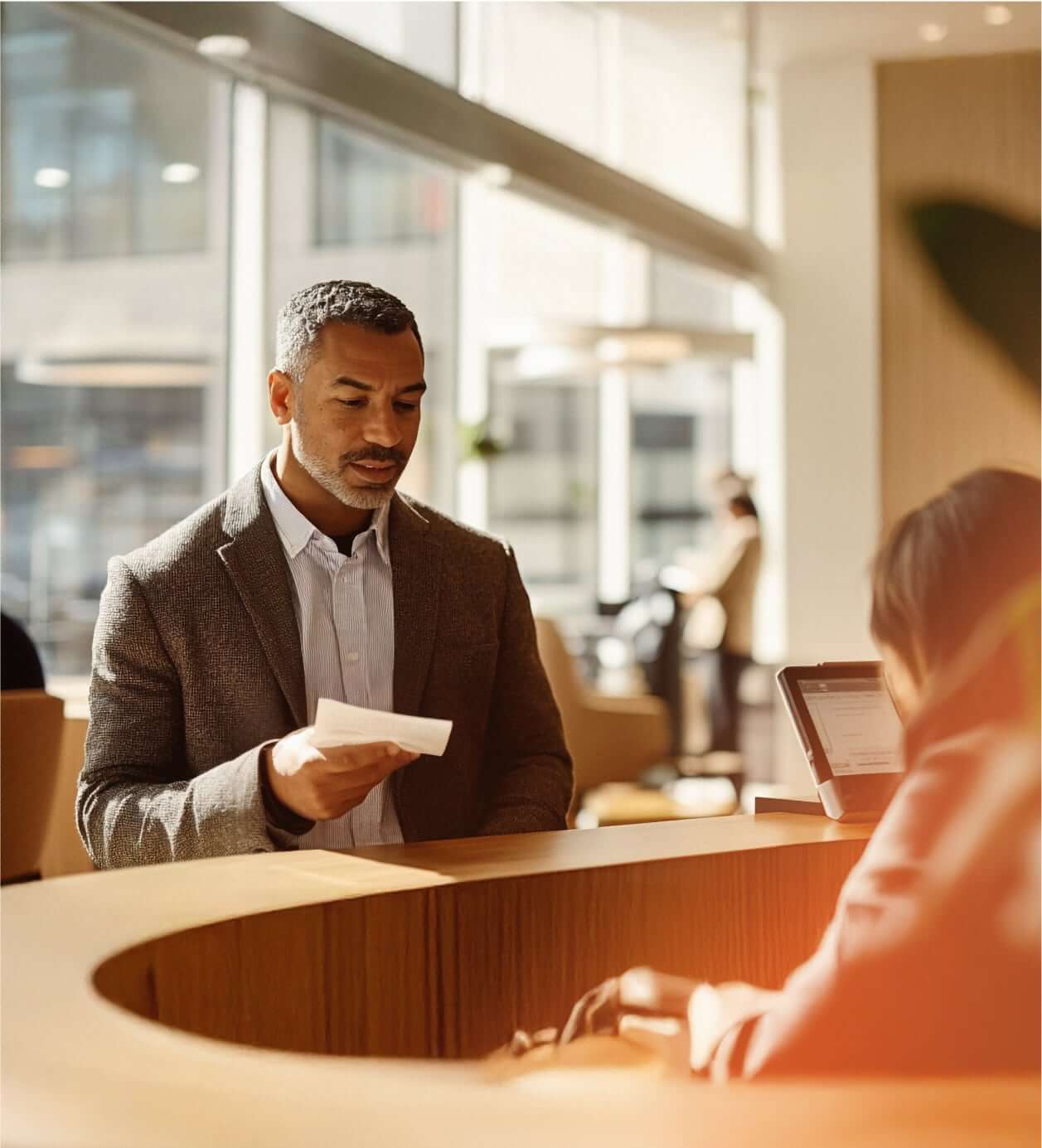 A male customer talking to a famle receptionist