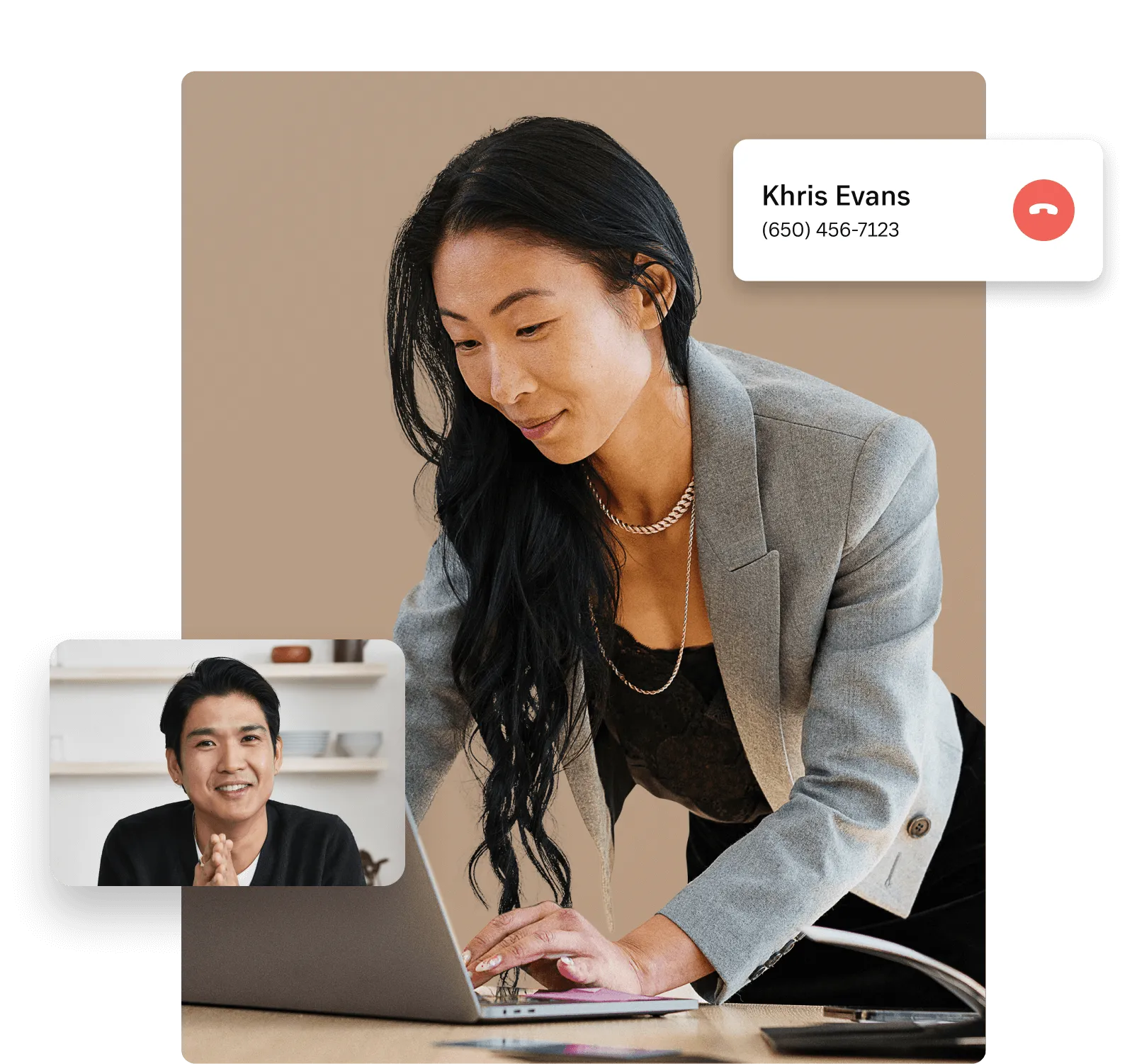 Manager passant un appel en utilisant son numéro professionnel depuis la solution de communications unifiées de RingCentral